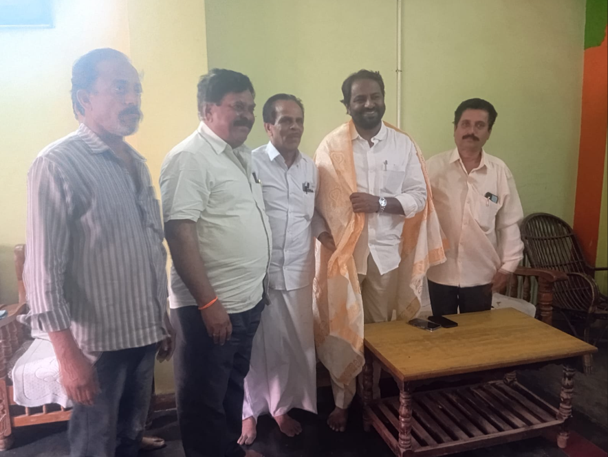 టీడీపీ సీనియర్ నేత, రాష్ట్ర ఐడీసీ మాజీ డైరెక్టర్ ను మర్యాదపూర్వకంగా కలిసిన ఎమ్మెల్యే షాజహాన్ బాషా